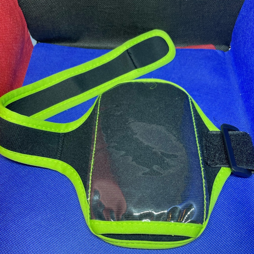 Arm band cell phone accessory for hands free exercise‎ routine.